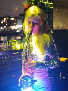 Saxophonistin im Spiegel-Outfit mit LED-Saxophon auf Events