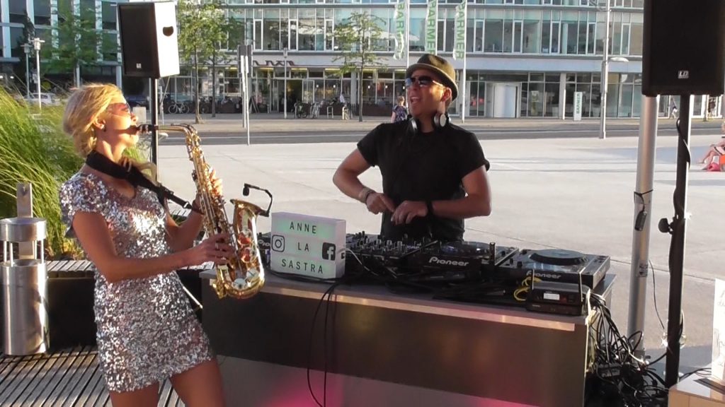 Saxophonistin live